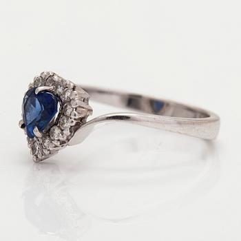 Sormus, 18K valkokultaa, sydämenmuotoinen safiiri ja timantteja yhteensä n. 0.15 ct.