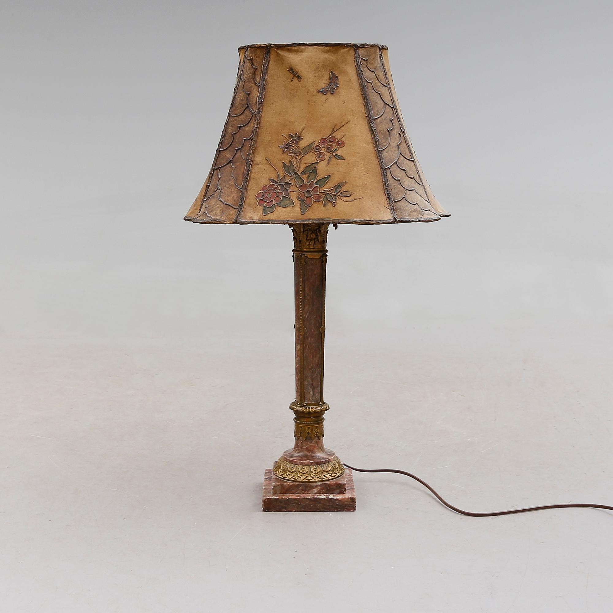 BORDSLAMPA, alabaster och mässing, 1900-talets första hälft.