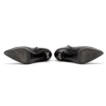YVES SAINT LAURENT, a pair of black leather ankle boots. Size 36.