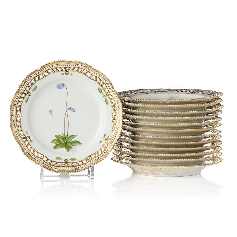 Tallrikar, 13 stycken, porslin. Royal Copenhagen, 'Flora Danica', Danmark, 1900-tal.