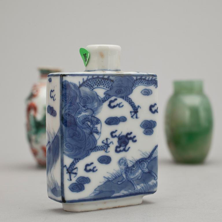 SNUSFLASKOR, fyra stycken, glas, porslin och nefrit. Kina, 1800-1900-tal.
