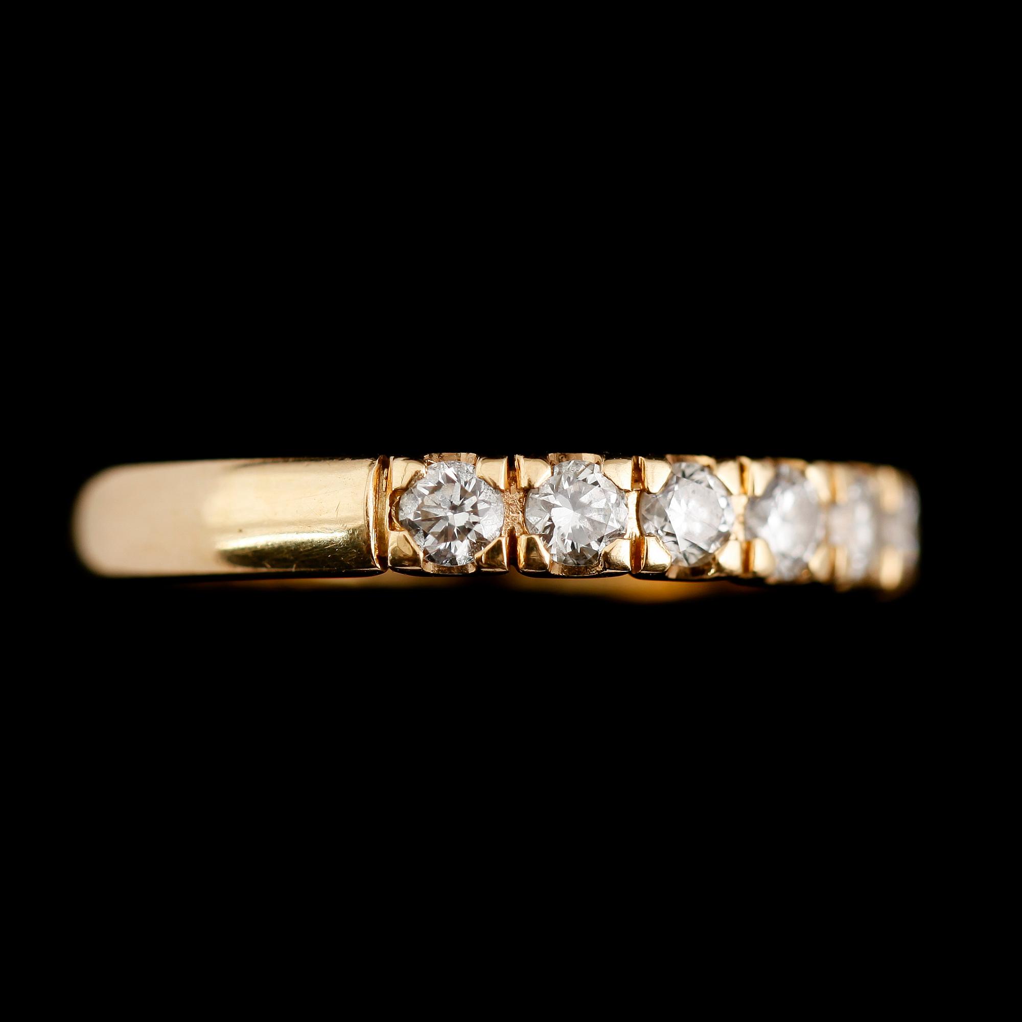 ALLIANSRING, 18 k guld med 7 briljantslipade diamanter, svenska stämplar 1992. Total vikt ca 4 gram.