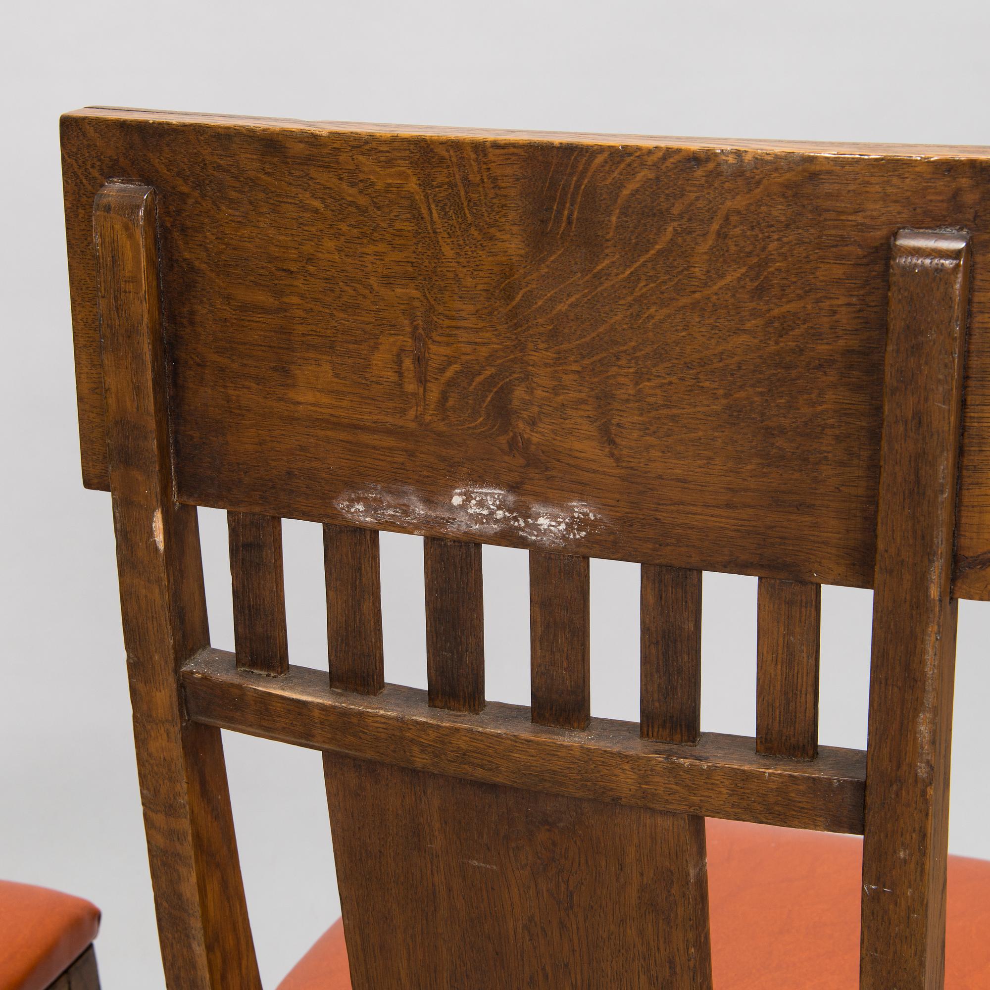 Eliel Saarinen, pöytä ja tuoleja, 4 kpl, Huonekaluliike Mikko Nupponen 1900-luvun alku.