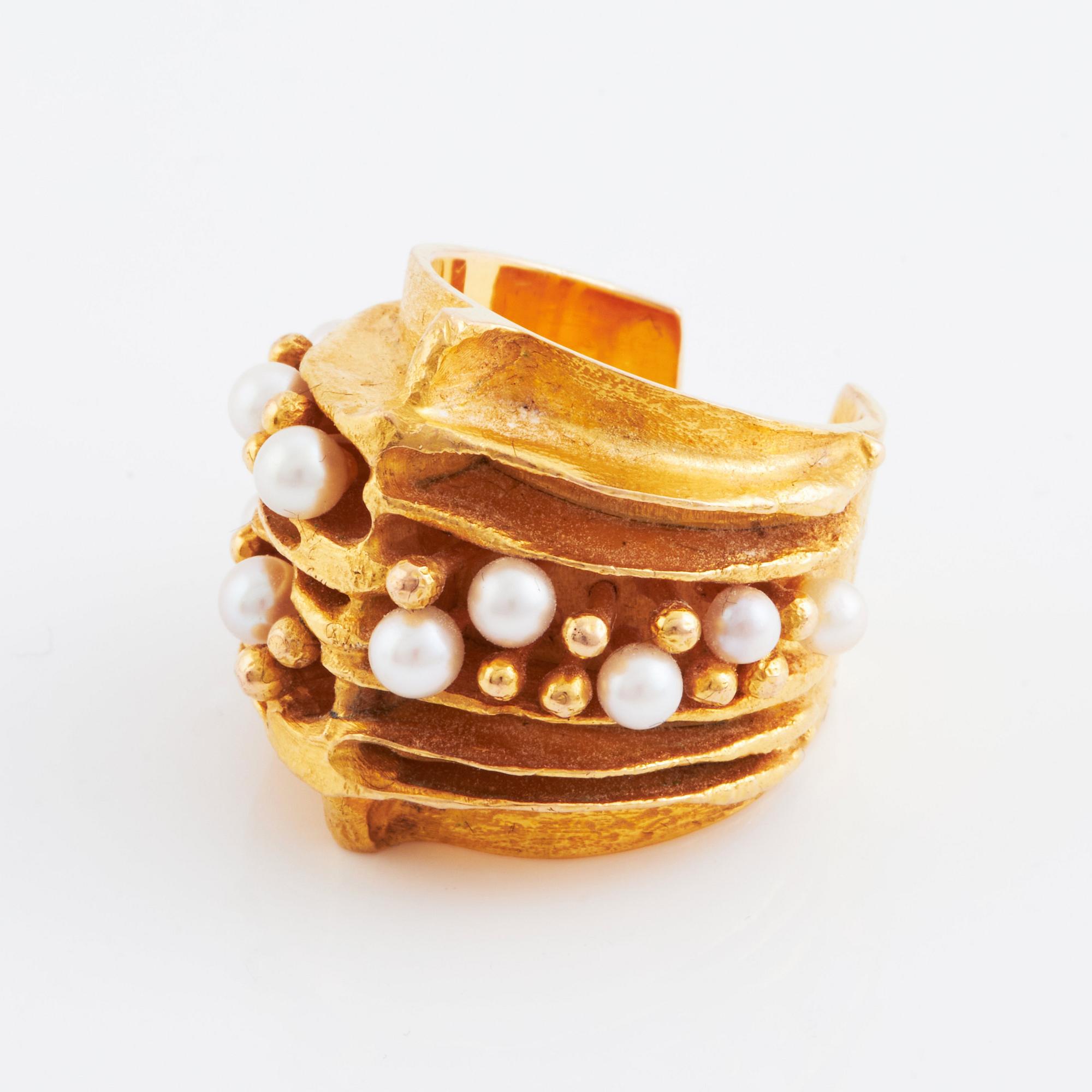 Karlheinz Sauer, ring 18K guld med odlade pärlor,  Västerås 1974.