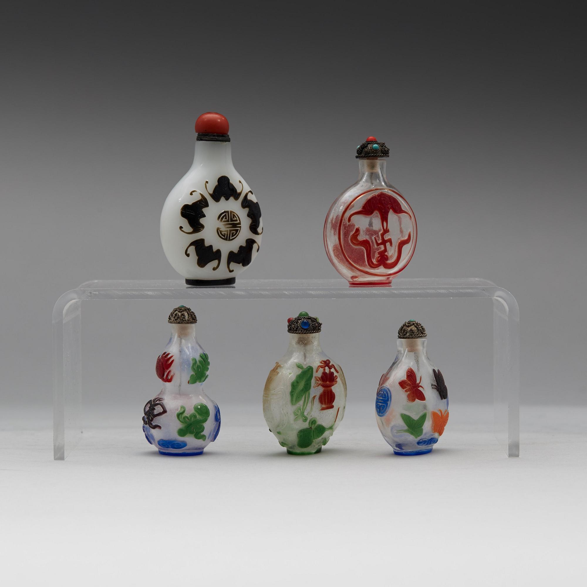 SNUSFLASKOR, fem stycken, pekingglas. Kina, 1900-talets början.