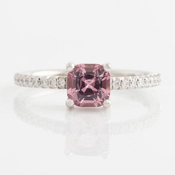 Ring, med rosa spinell och briljantslipade diamanter, Cecilia Kores, Mumbai Stockholm.