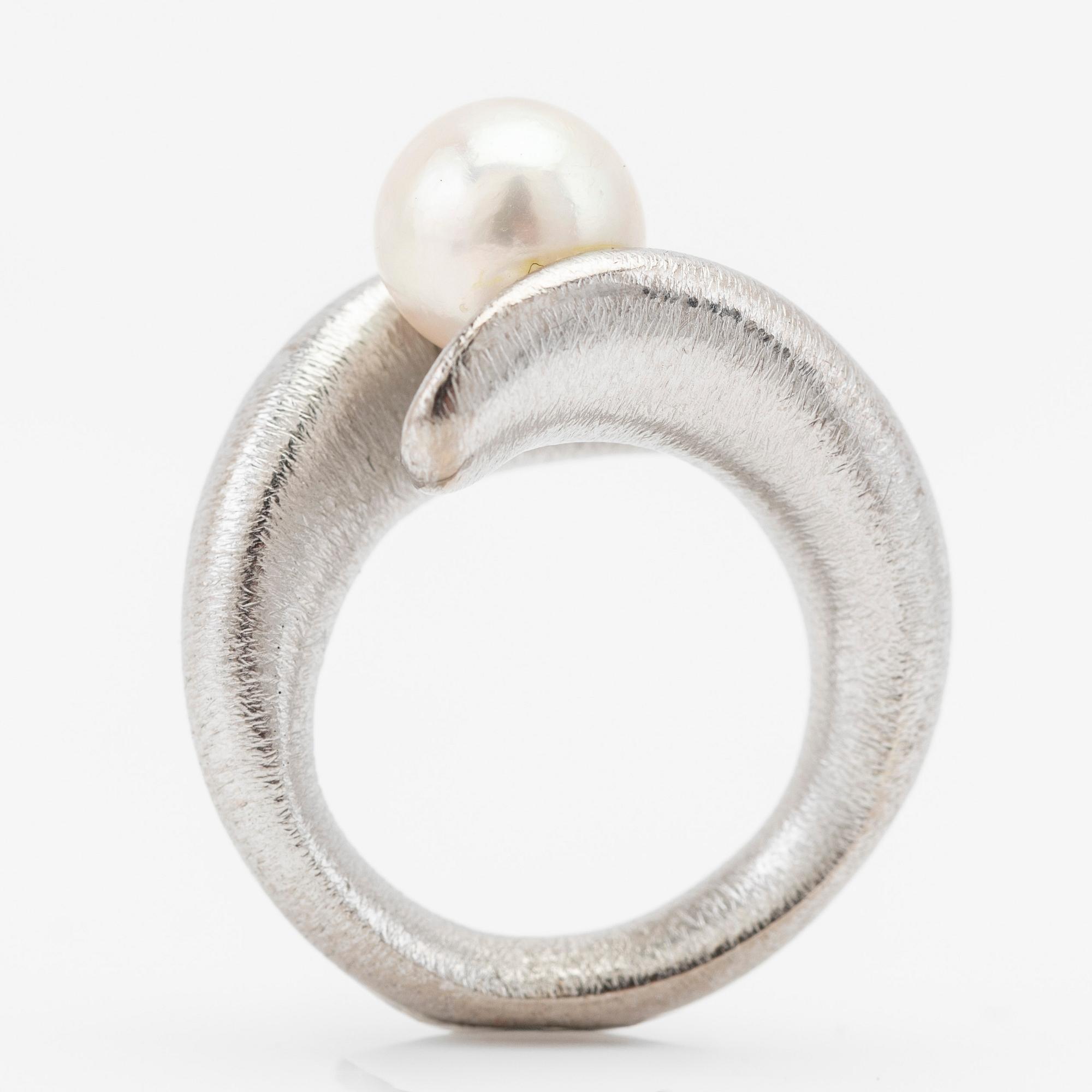 Ole Lynggaard, ring, 18k white gold with pearl.