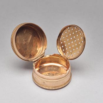 Three early 19th century gold pieces: Snuff-box, case with tooth-picker and button.