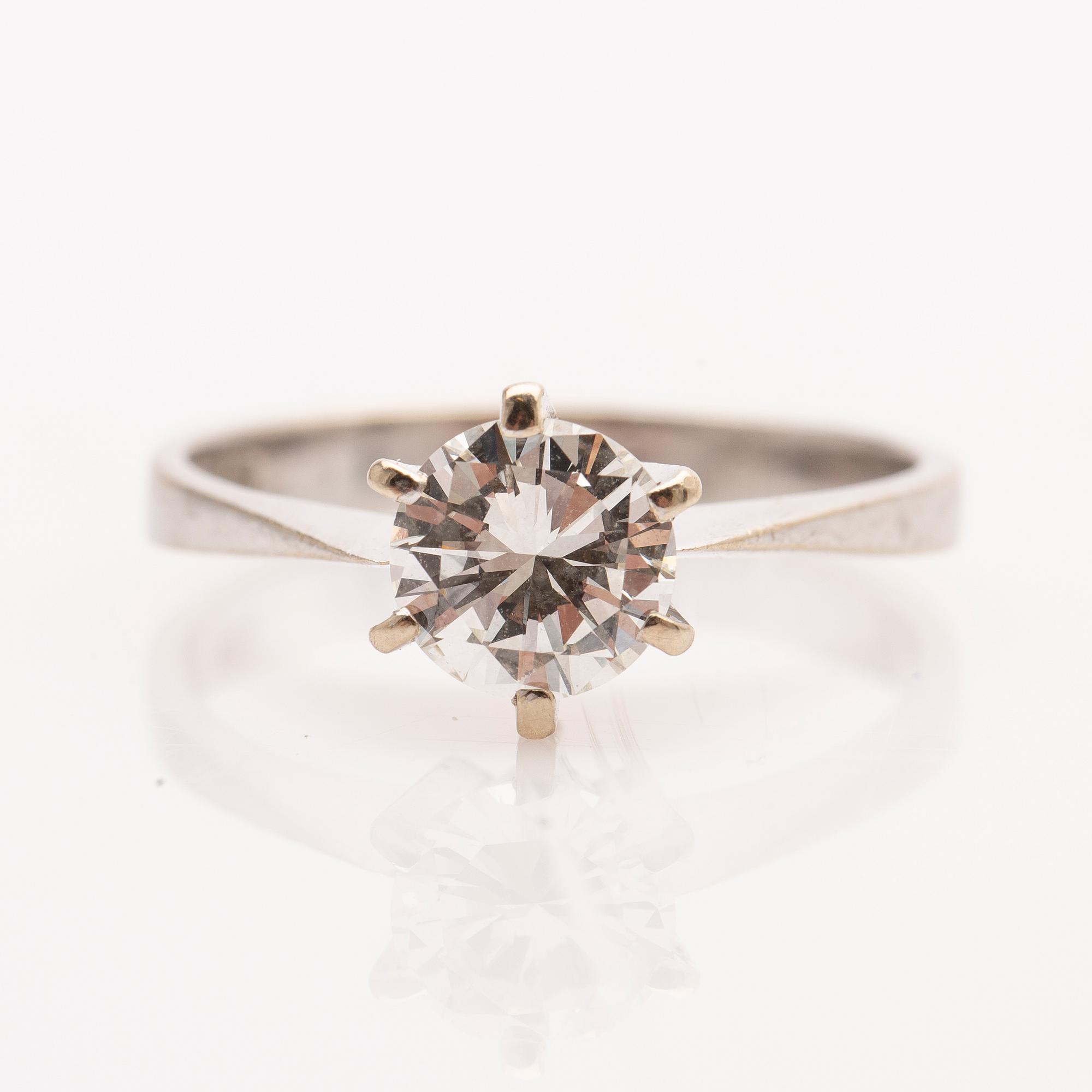 Ring, 14K gold with brilliant-cut diamond.