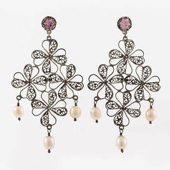 Yvone Christa, två par örhängen, silver, med genombruten dekor, med imitationsstenar.