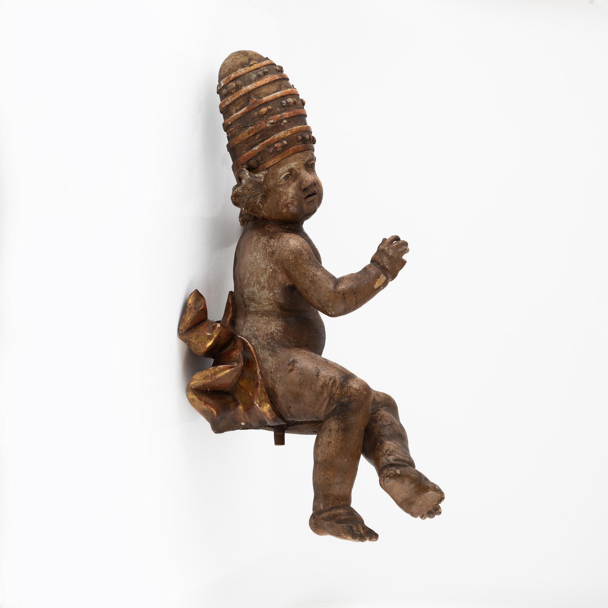 Träskulptur, putto med kyrklig hatt, Sydeuropa, troligen 1700-tal.