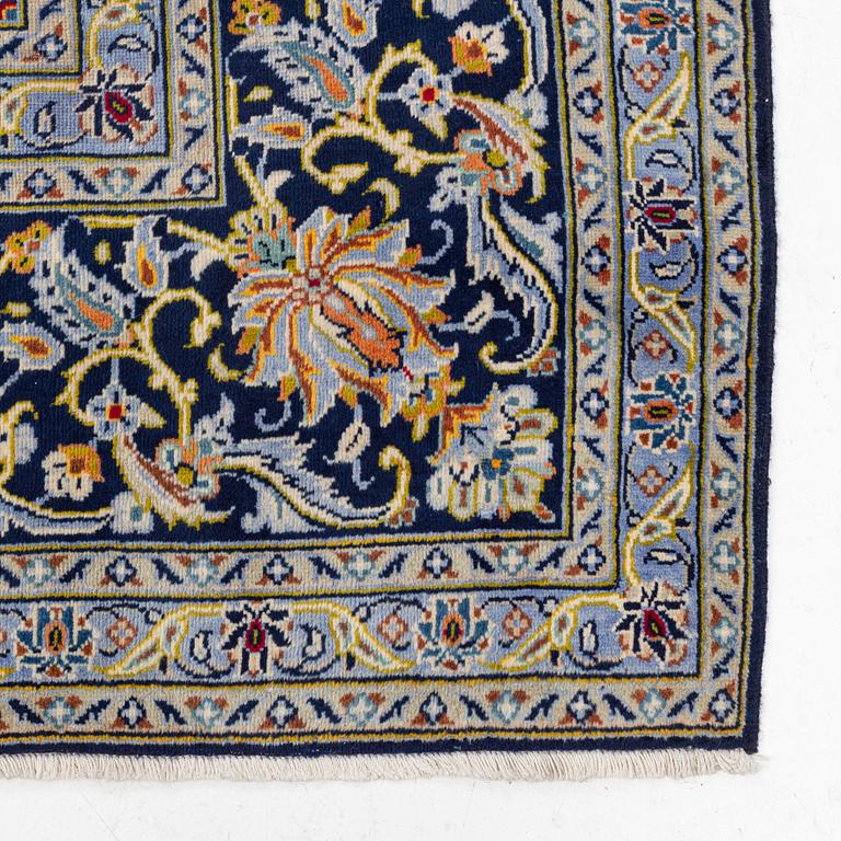 A Kashan carpet, c. 357 x 253 cm.