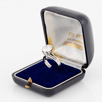 A ring in 18K white gold set with a round brilliant-cut diamond.