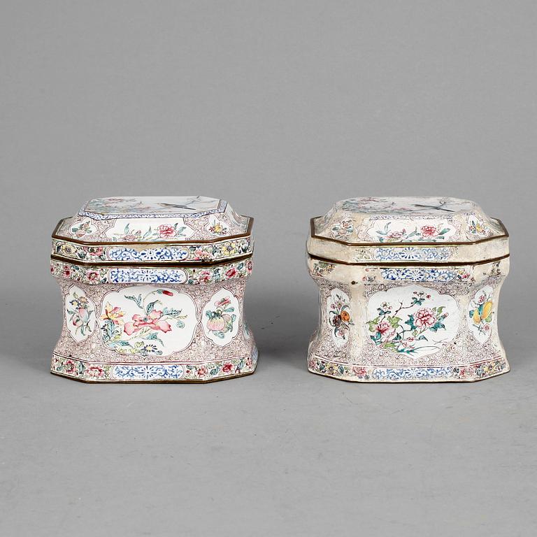 SKRIN, ett par, emalj på koppar, Qianlong, Kina 1700-tal.
