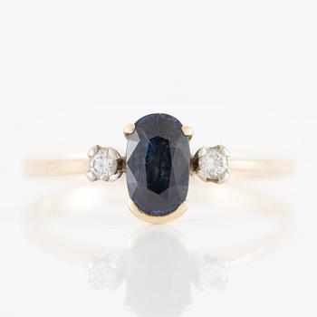 Gold ring with sapphire and brilliant-cut diamonds.