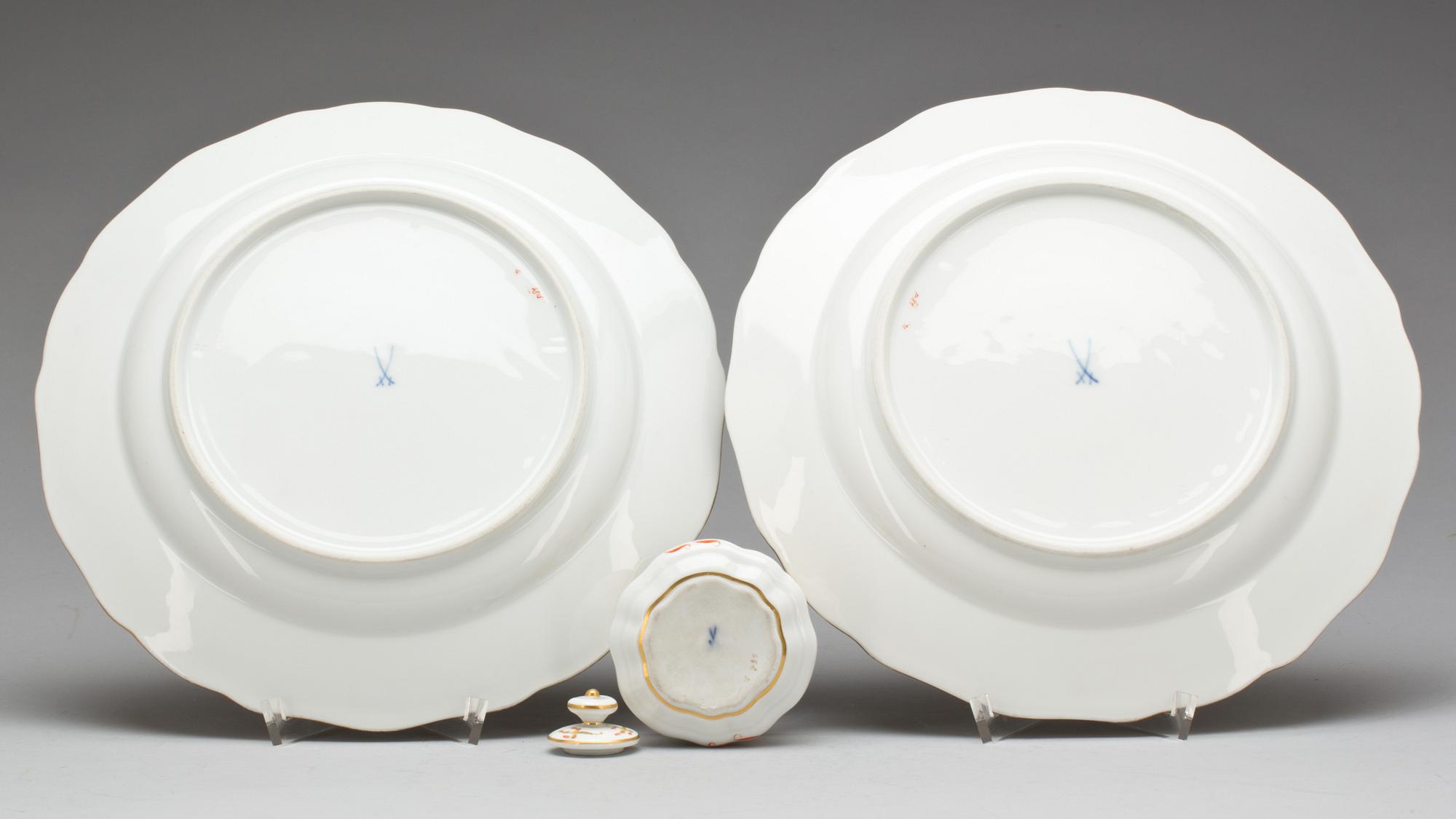 TALLRIKAR, ett par och BLÄCKHORN, porslin, Meissen, 1900-tal.