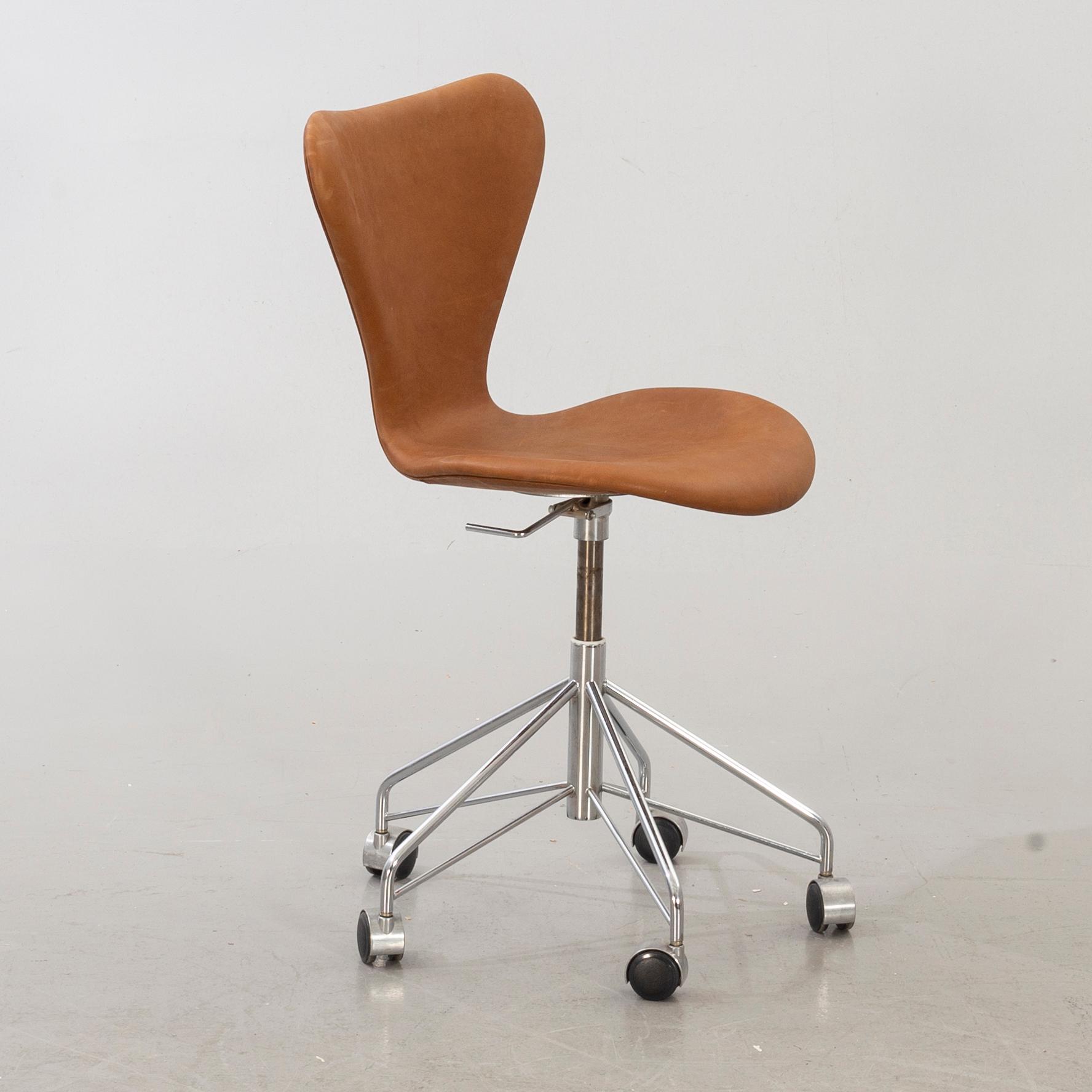 ARNE JACOBSEN, skrivbordsstol, "Sjuan" för Fritz Hansen, Danmark.