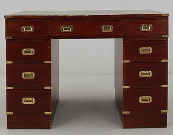 SKRIVBORD samt STOL, engelsk stil, 1900-talets fjärde kvartal.