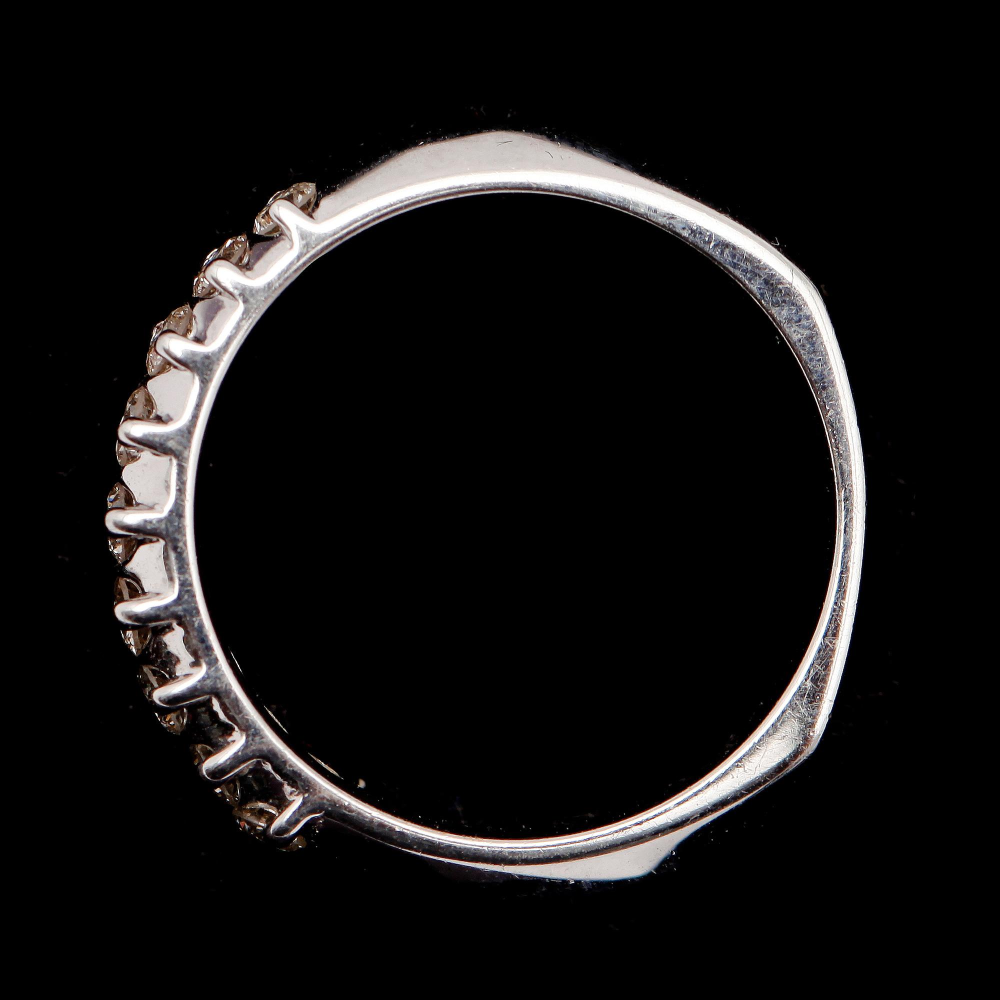 RING, 18 k vitguld, 9 briljantslipade diamanter totalt 0.45 ct.