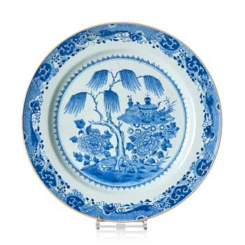 1108. A large blue and white serving dish, Qing dynasty, Qianlong (1736-95).