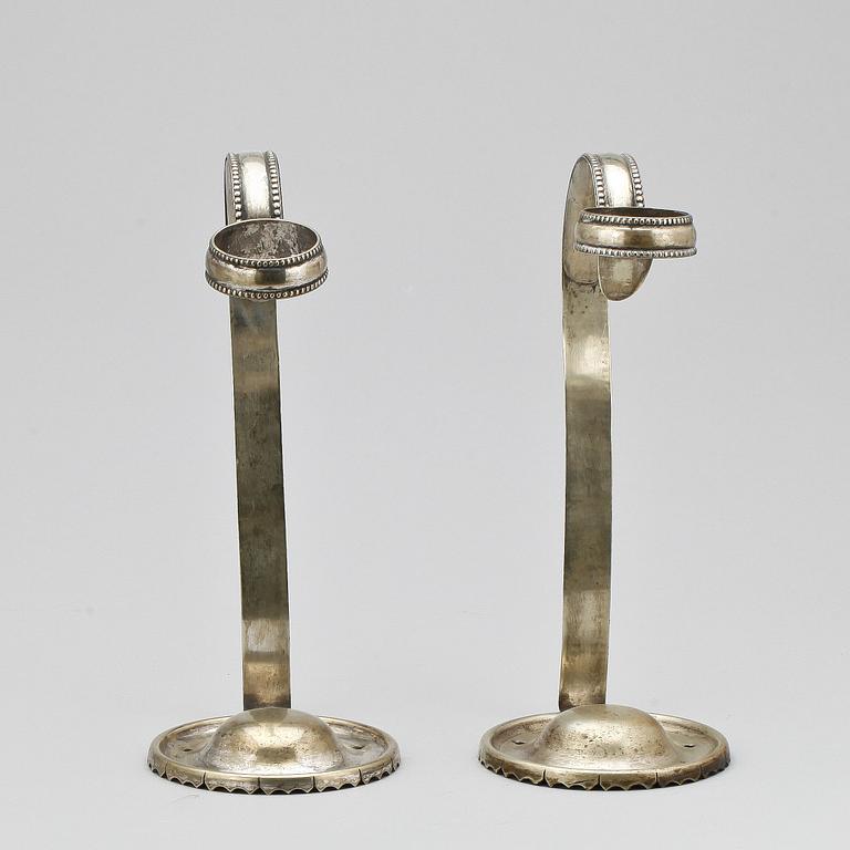 FLASKSTÄLL, ett par, nysilver, 1900-talets första hälft.