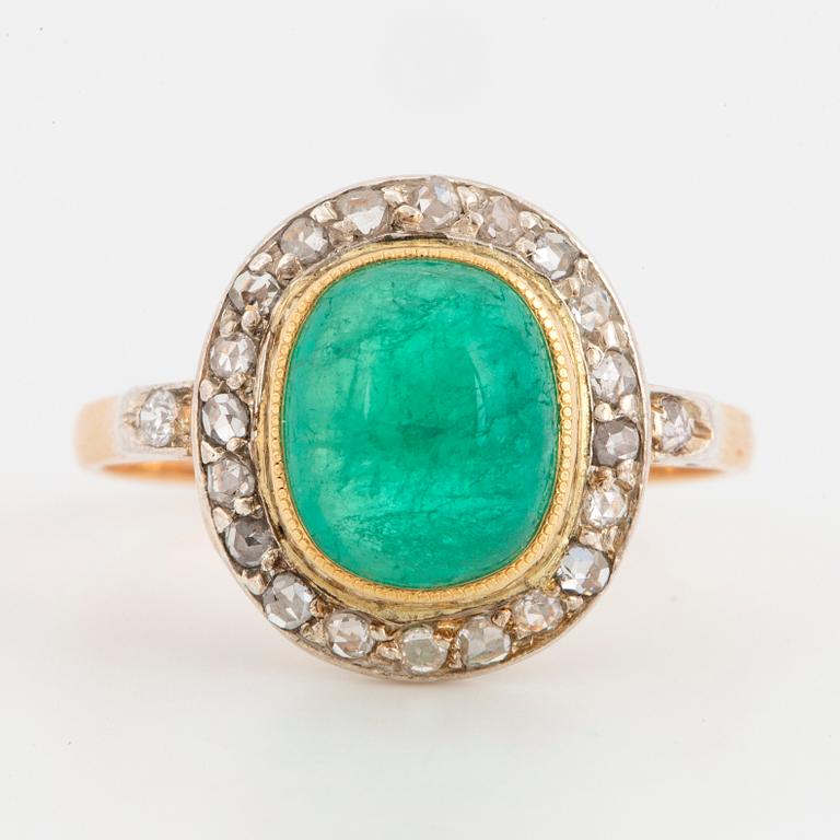 RING, med cabochonslipad smaragd och rosenstenar.