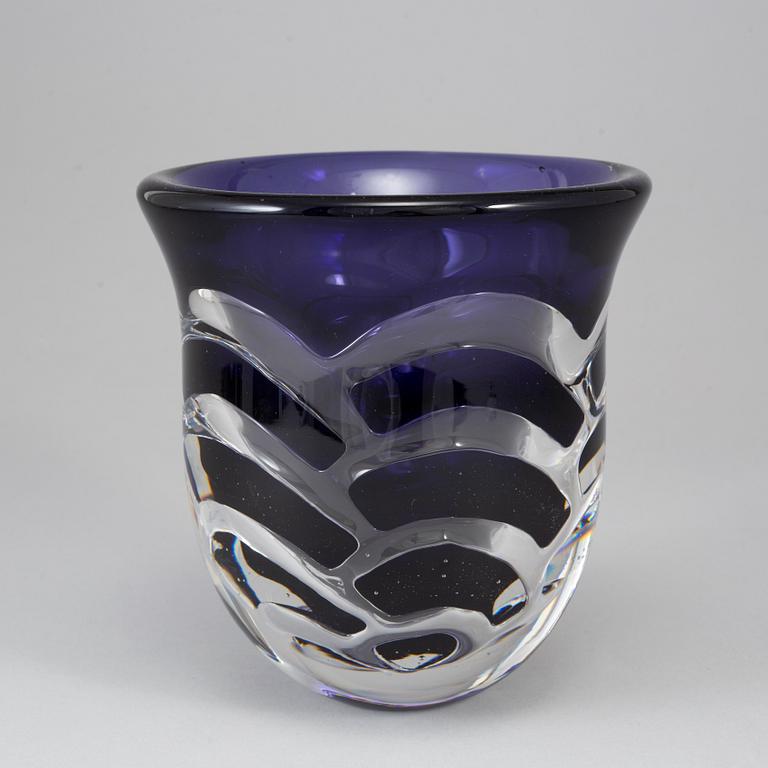 LARS HELLSTEN, an "ariel" glass vase, Orrefors 1986.