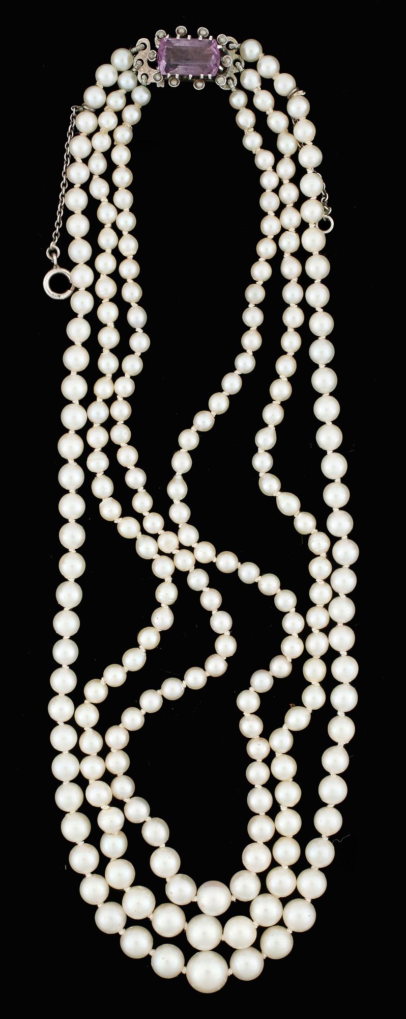COLLIER, odlade saltvattenspärlor, silverlås med lila sten.