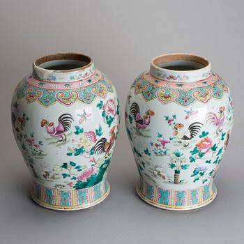 A pair of chinese porcelain urns, 20th century.
