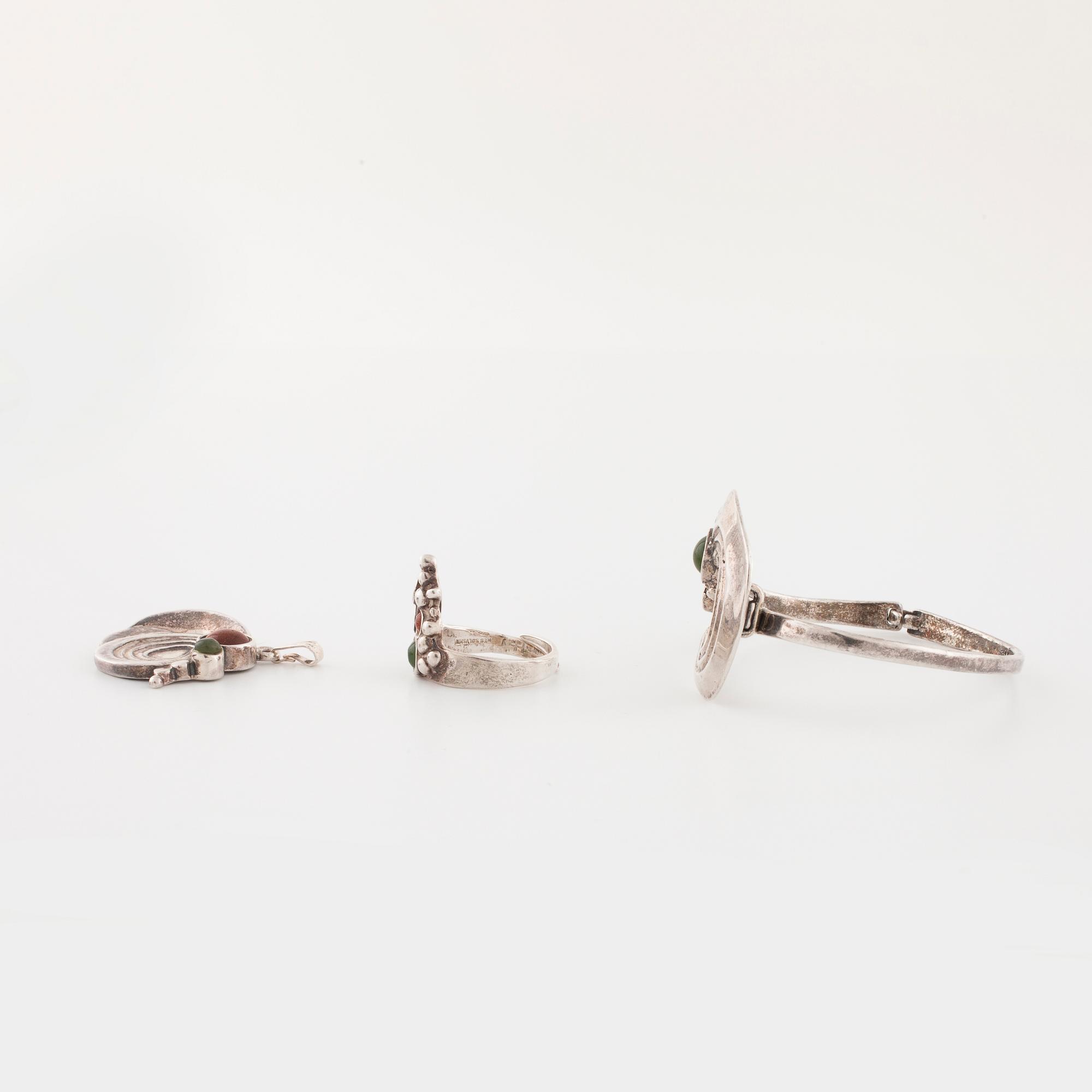 VALDRES SÖLVSMIDE, Norge, armring, hänge samt ring med solsten och nefrit.