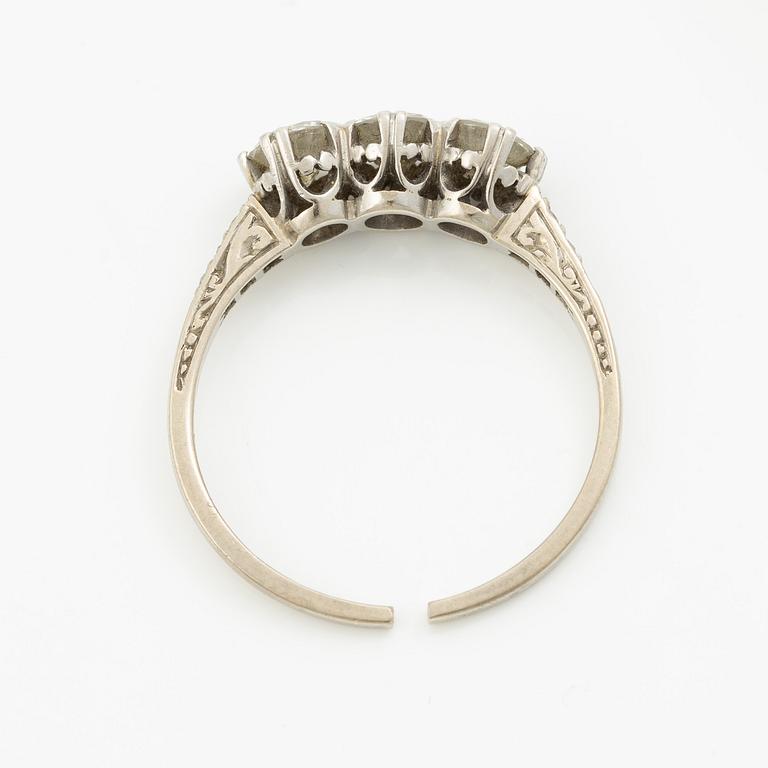 Ring, three-stone ring, 18K white gold set with three brilliant-cut diamonds.