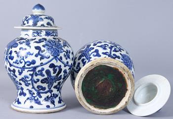 LOCKURNOR, ett par, porslin, Kina, 1800-tal.
