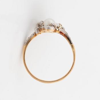 Ring guld och platina med en pärla och rosenslipade diamanter.