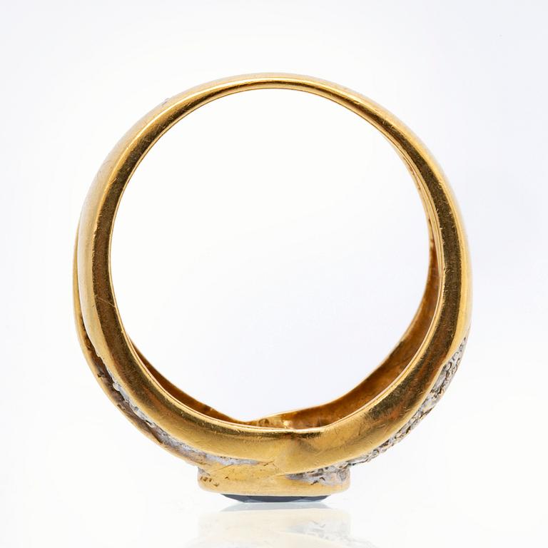 Ring 18K gold 1 sapphire apprx 7 x 4 mm and brilliant-cut diamonds approx 0,40 ct in total.
