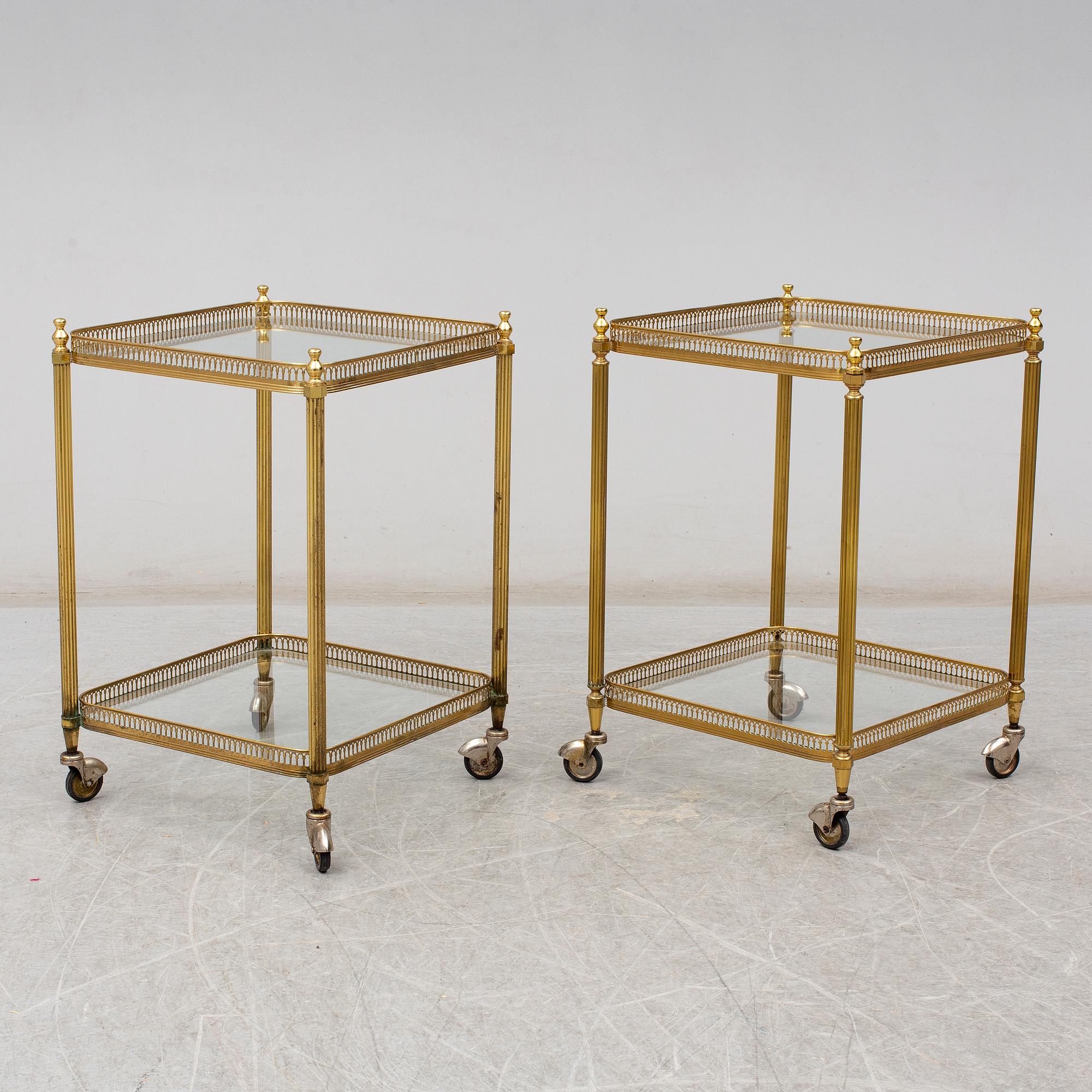 SERVERINGSBORD, ett par, glas och mässing, 1900-talets andra hälft.