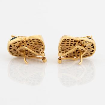 Ett par örhängen, egyptiskt motiv, 18K guld och emalj.