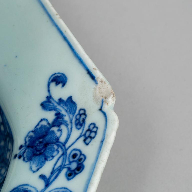 A blue and white export porcelain tureen with cover and dish, Qing dynasty, Qianlong (1736-95).