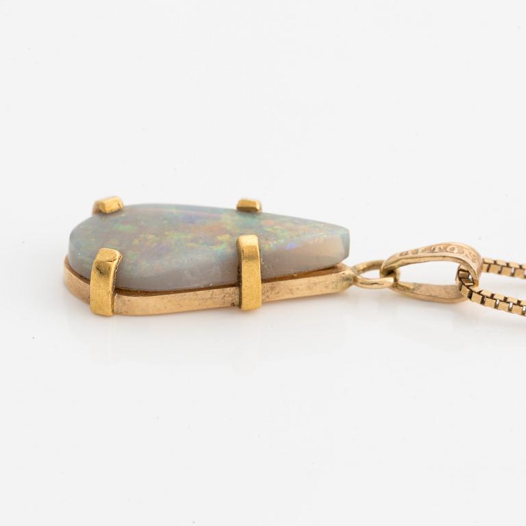 Pendant with chain 18K gold with opal.