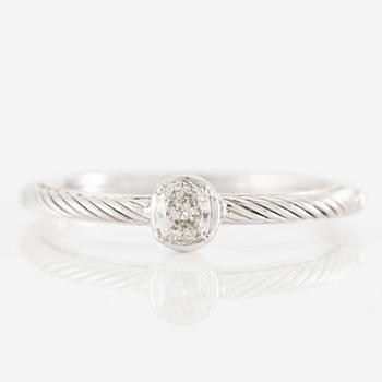 Ring 18K vitguld med ovalslipad diamant.