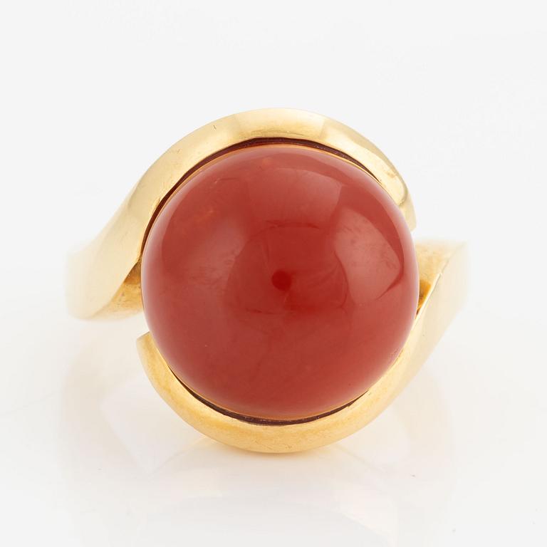 Ring in 18K gold with coral.