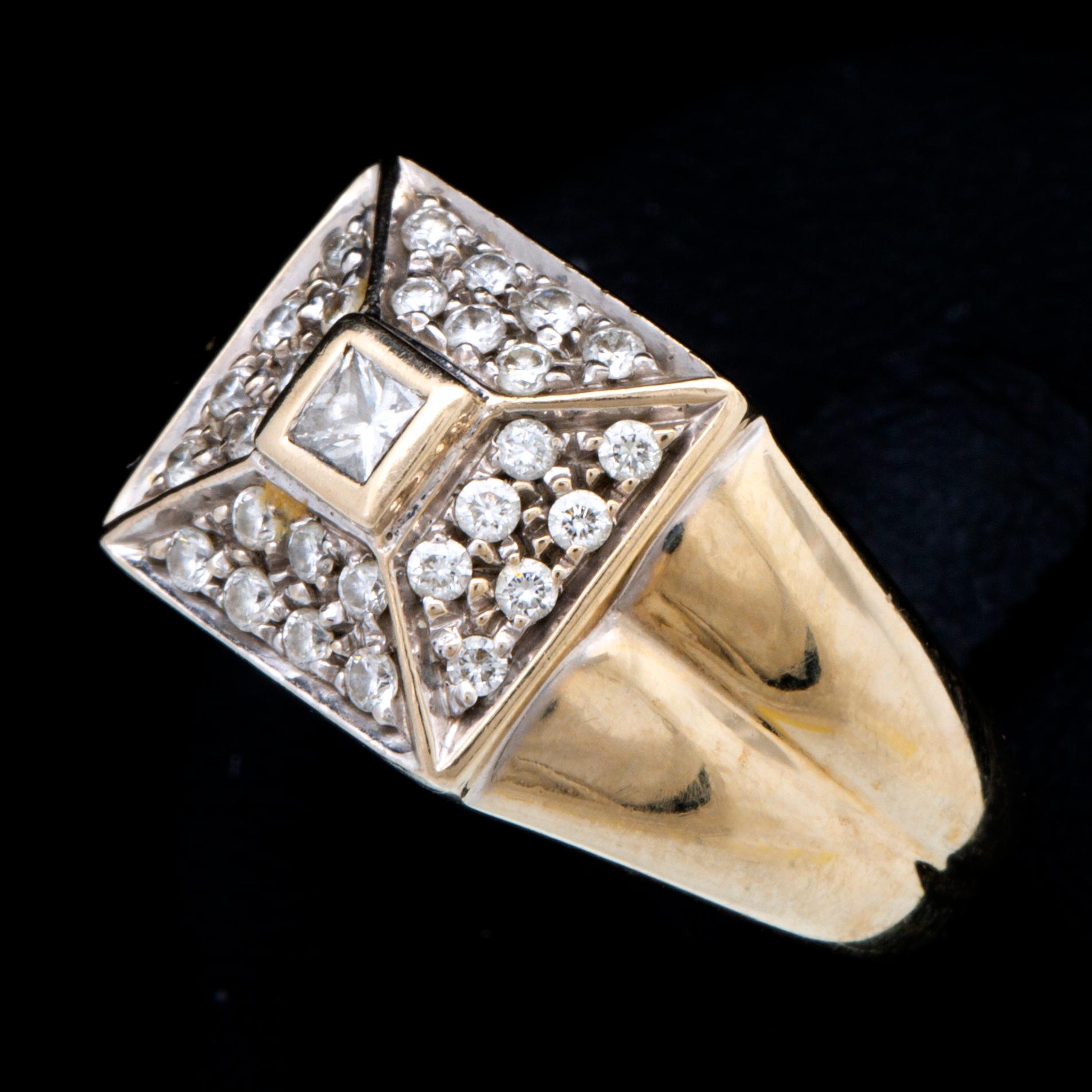 Ring 18K vitguld med 1 princesslipad diamant och briljanter ca 0,40 ct totalt, bredaste del ca 10 mm.