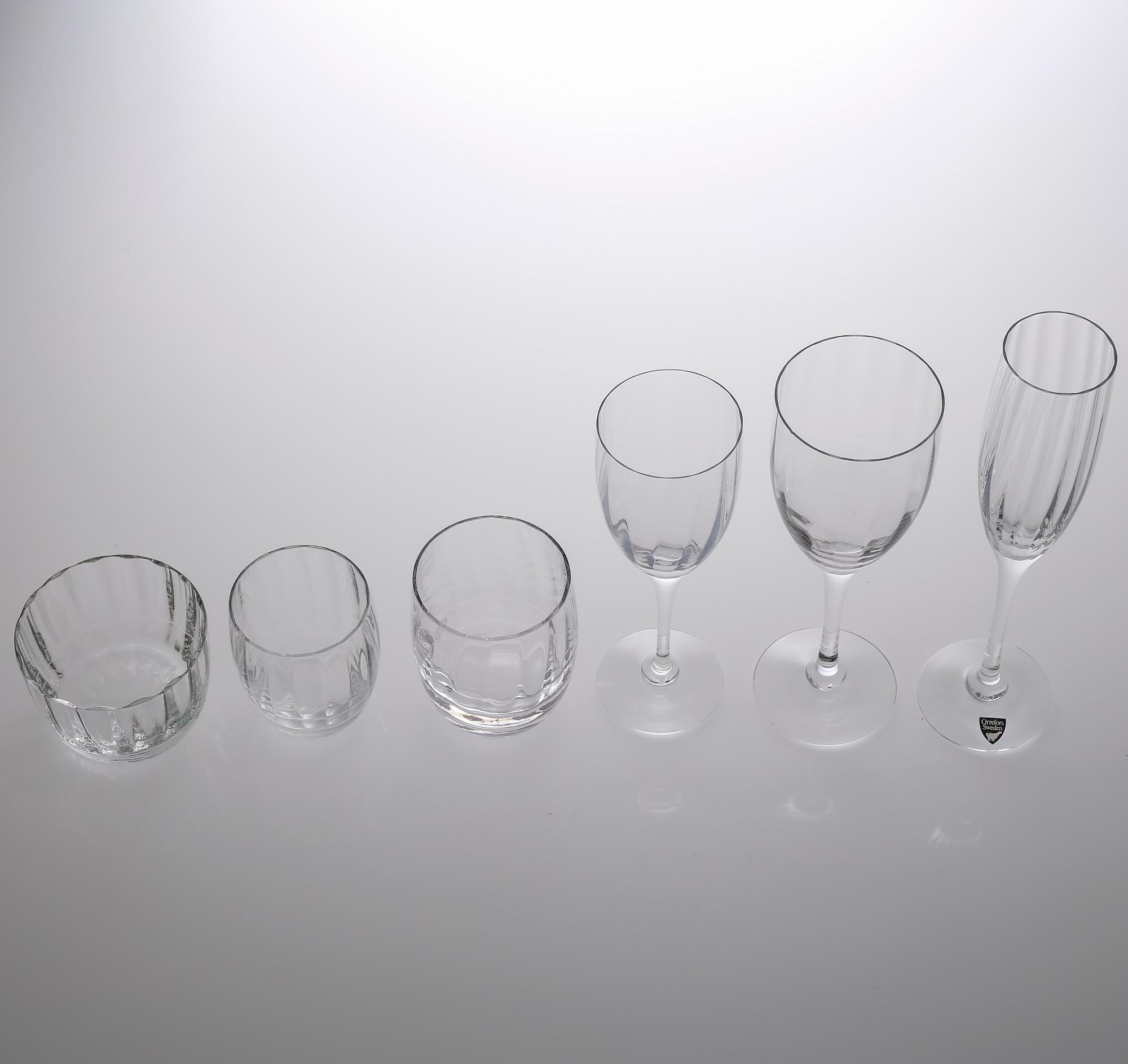 SERVISGLAS, 34 delar, "Optica", Gunnar Cyrén, Orrefors, 1900-talets andra hälft.