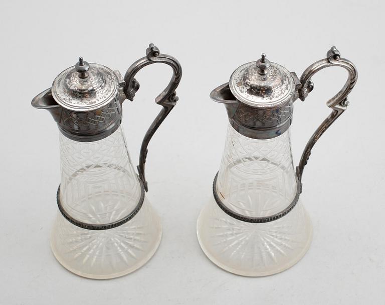 VINKANNOR, 1 par, glas och nysilver, sekelskiftet 1900.