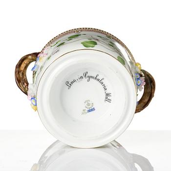 Ytterfoder/Vinkylare, porslin. 'Flora Danica', Royal Copenhagen, Danmark, 1900-tal.