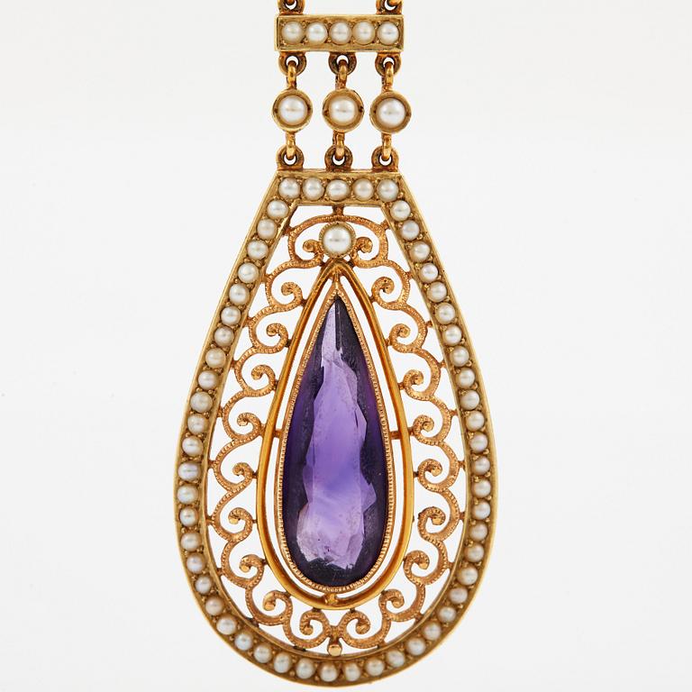 A 14K gold necklace set with a faceted amethyst and pearls.