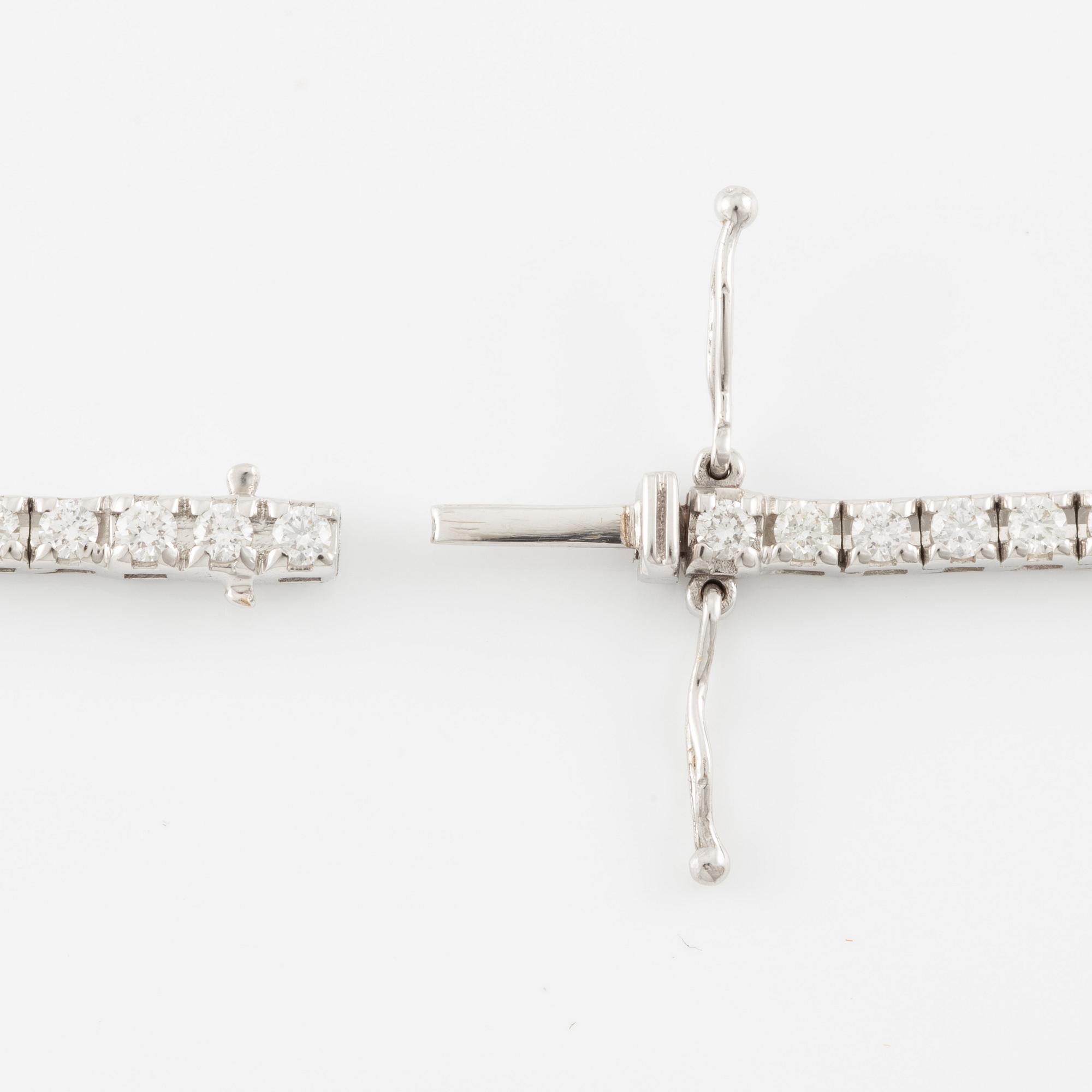 Collier 18K vitguld med runda briljantslipade diamanter.