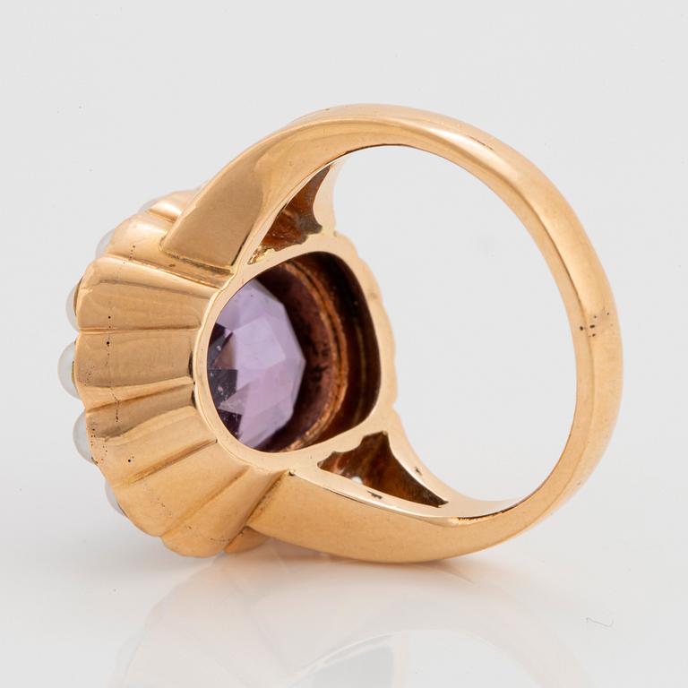 Ring 18K guld med en fasettslipad ametist och pärlor.