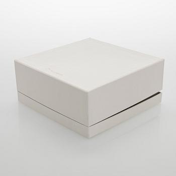 A. Tillander, malja, sterlinghopeaa ja emalia. Turku 2005.