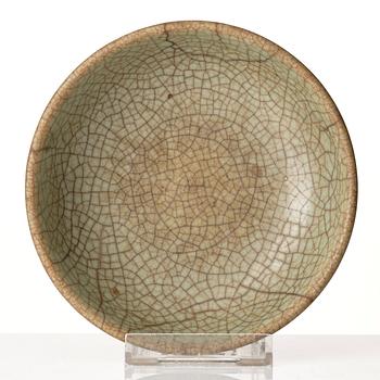 A ge-glazed bowl, Yuan/Ming dynasty.