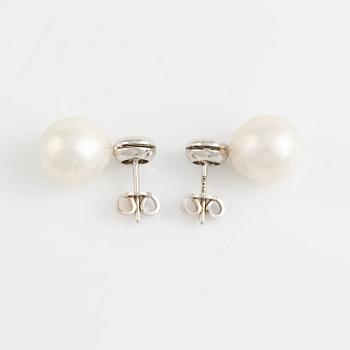 Örhängen med odlade sötvattenspärlor och gula prinsesslipade diamanter.